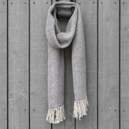 Harmaa käsinkudottu villahuivi