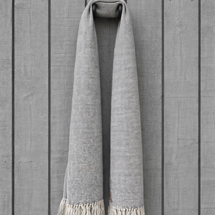 Harmaa käsinkudottu villahuivin