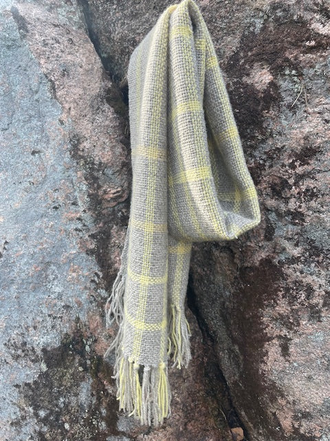 Kapea ruudullinen villahuivi – vaaleanharmaa & keltainen