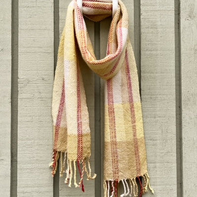 Keltaruudullinen huivi roikkumassa kuten kaulassa