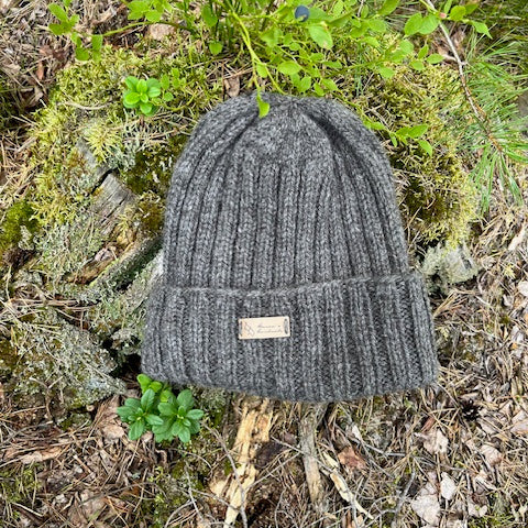 Tummanharmaa pipo metsassä