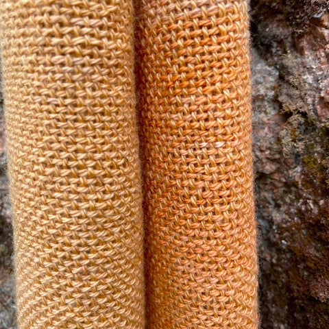 Vaalea oranssi villahuivi läheltä