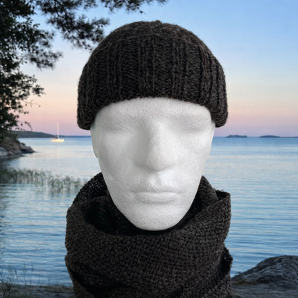 Veneilijän pipo mallinuken päässä rannalla