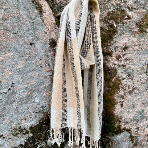 Vaalea pystyraidallinen villahuivi