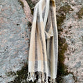 Vaalea pystyraidallinen villahuivi