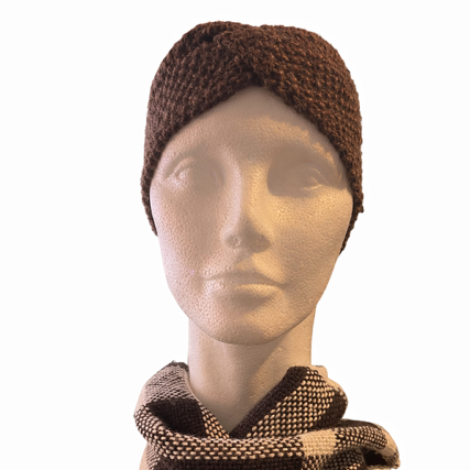 Ruskea villapanta mallinuken päässä.