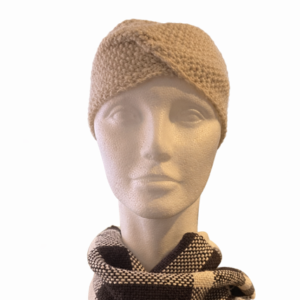 Luonnonvalkoinen villapanta mallinuken päässä.