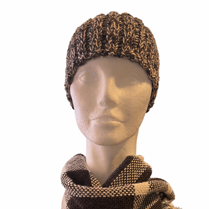 Kaksivärinen villapanta mallinuken åäässä.